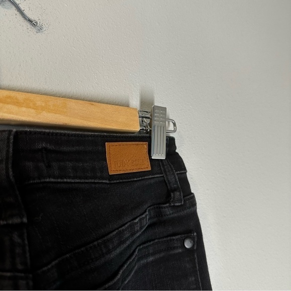 Judy Blue Lola Tapered Leg Black Jeans Distressed Knees Raw Hem Size 24 Women’s - Picture 9 of 11